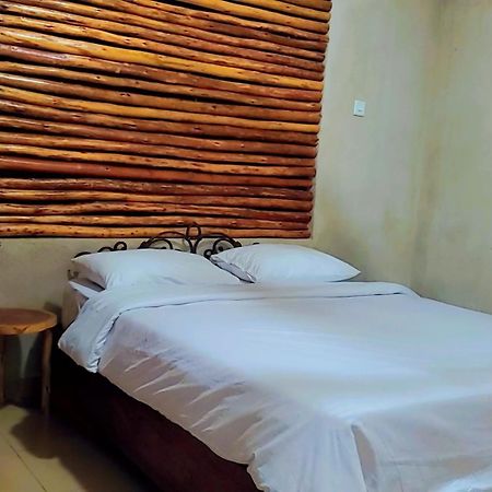 Mia Safari Lodge And Restaurant Энтеббе Экстерьер фото