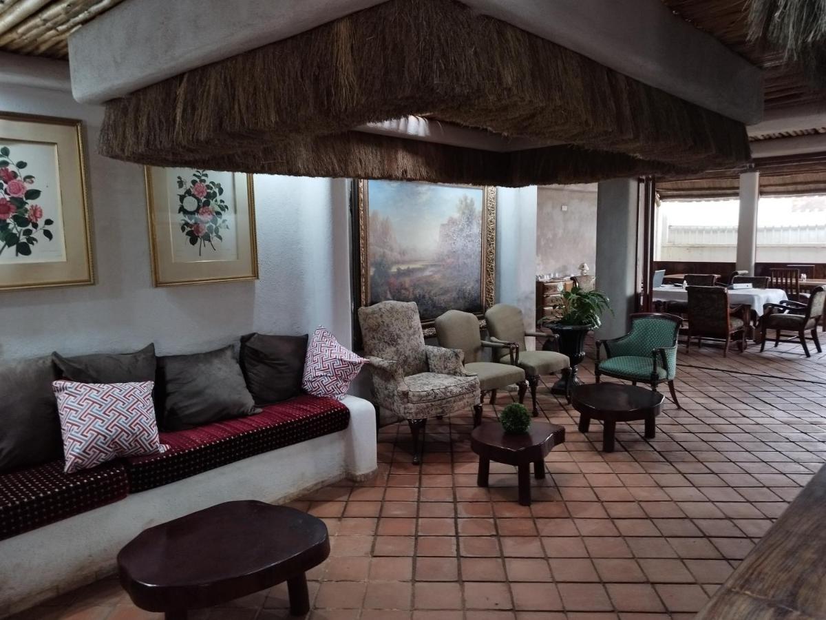 Mia Safari Lodge And Restaurant Энтеббе Экстерьер фото