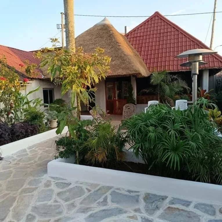 Mia Safari Lodge And Restaurant Энтеббе Экстерьер фото