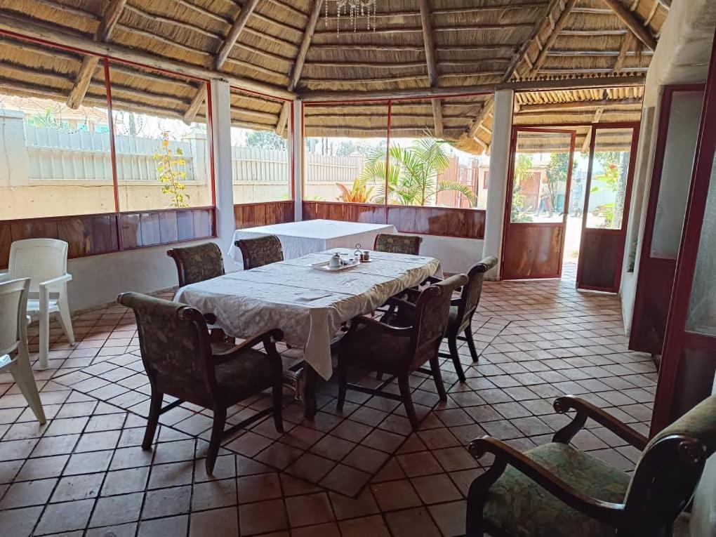 Mia Safari Lodge And Restaurant Энтеббе Экстерьер фото