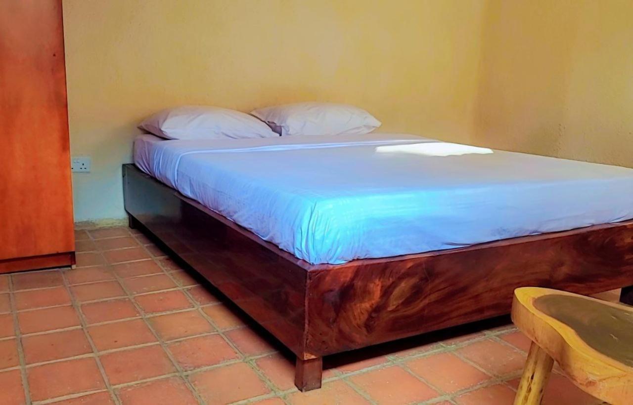 Mia Safari Lodge And Restaurant Энтеббе Экстерьер фото