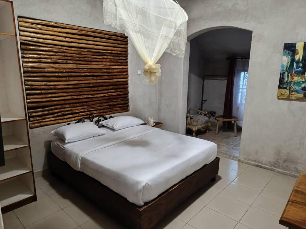Mia Safari Lodge And Restaurant Энтеббе Экстерьер фото