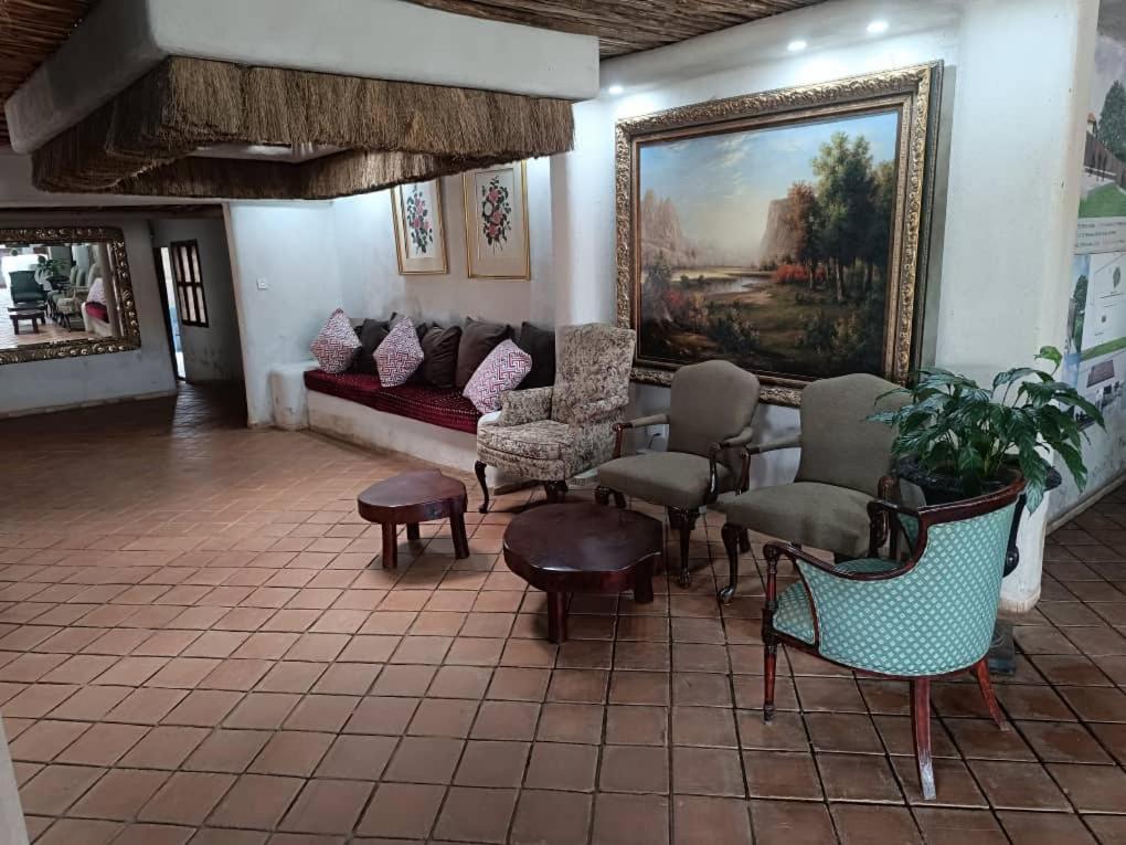 Mia Safari Lodge And Restaurant Энтеббе Экстерьер фото